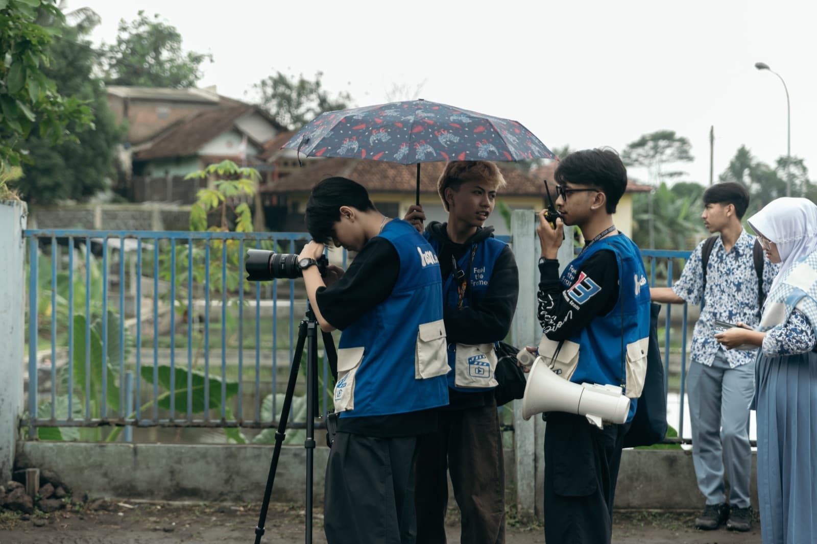 Tim HSN Studio berkoordinasi saat hujan