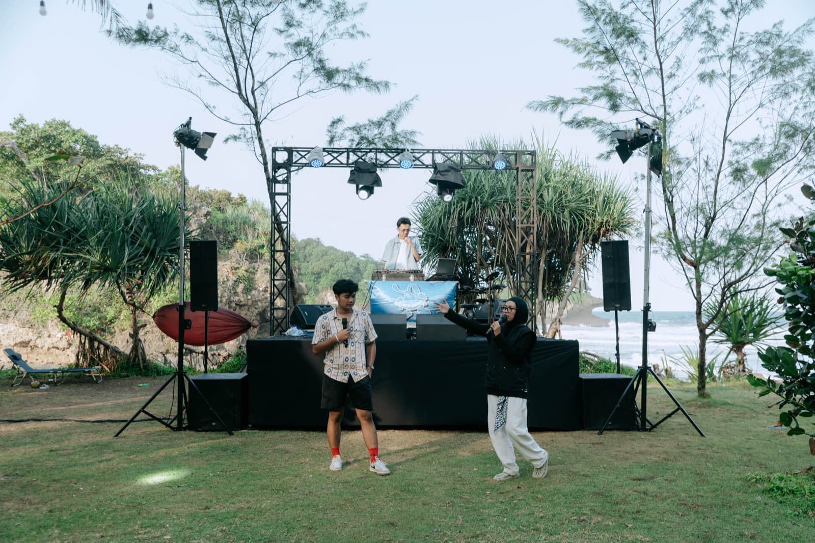 DJ tampil di panggung tepi pantai