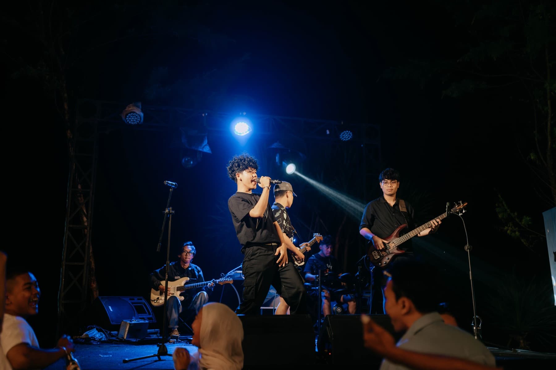 Band tampil dengan tata cahaya HSN Music