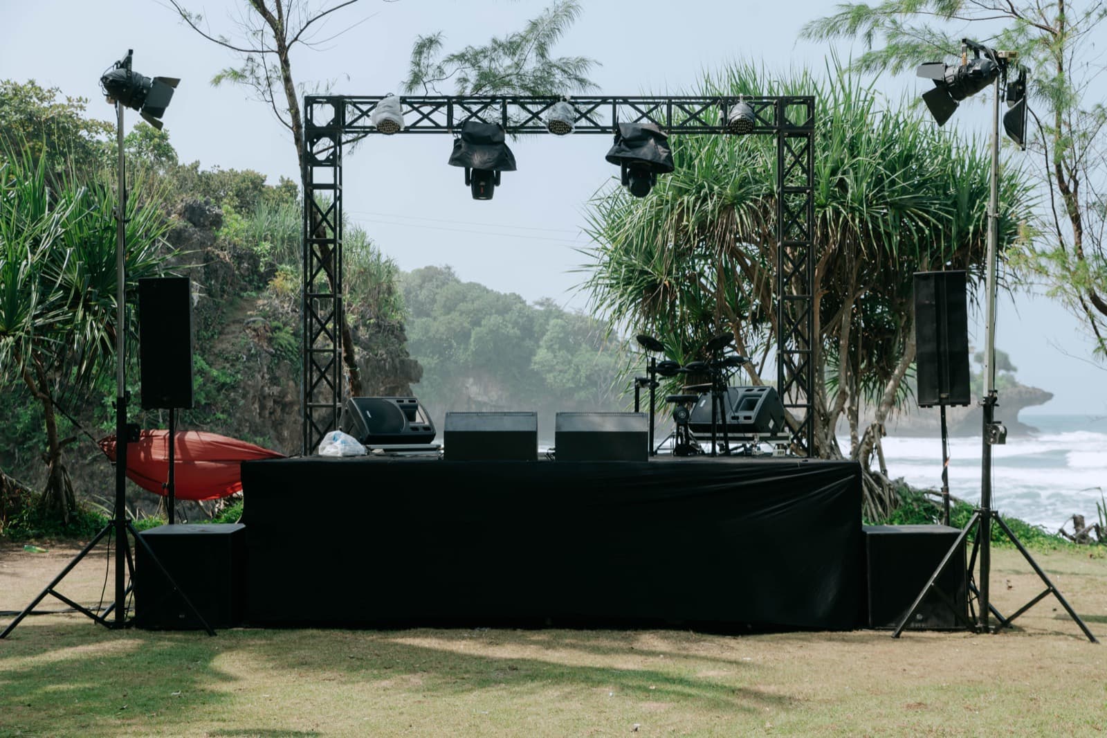 Rigging panggung dan sound system di tepi pantai