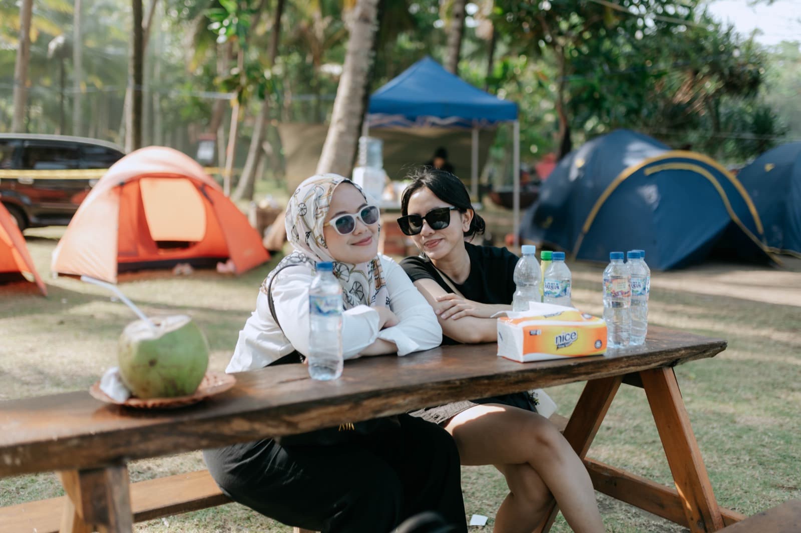 Peserta summer camp bersantai di area tenda