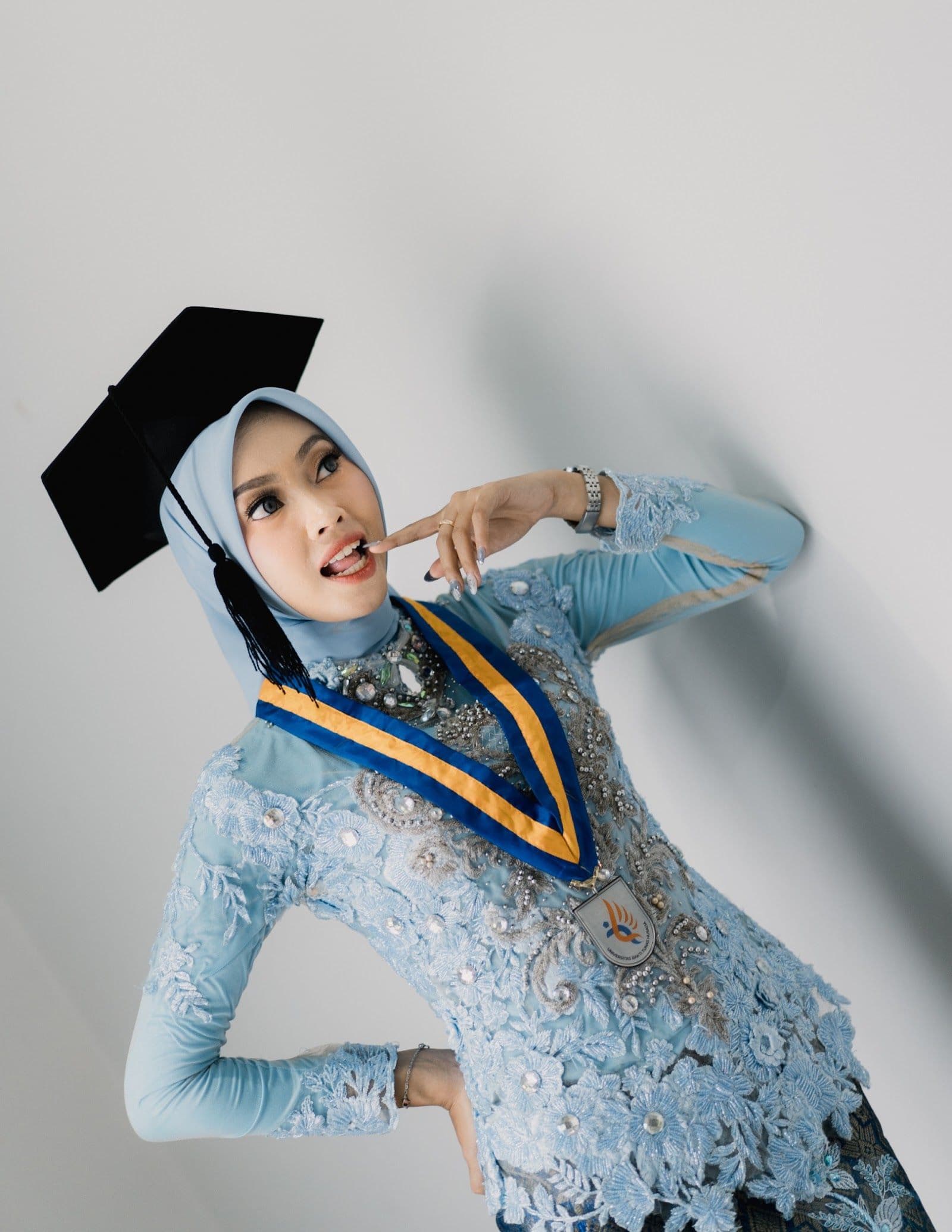 Foto wisuda di studio HSN Studio